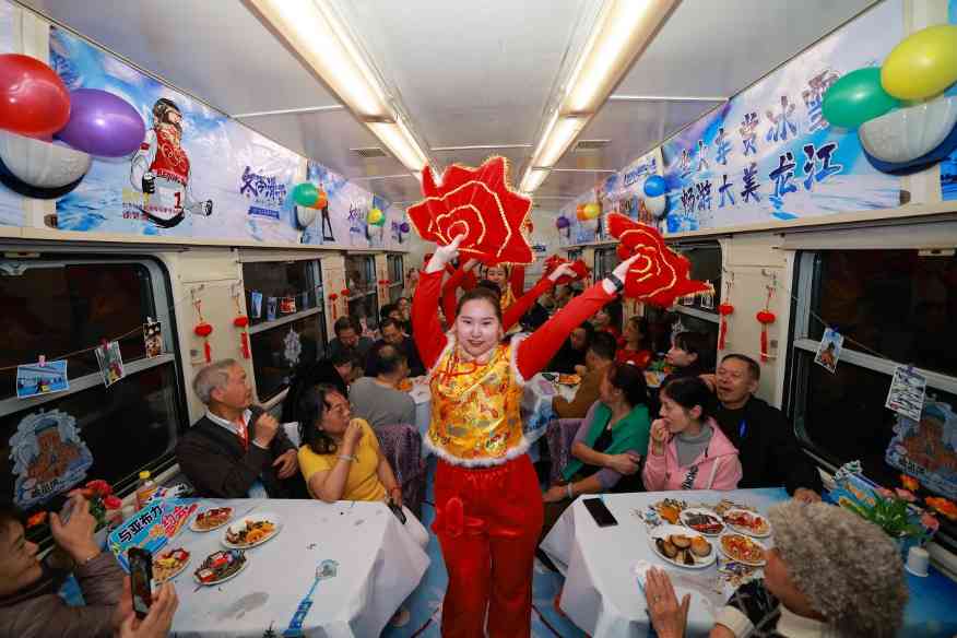 一趟开往冰雪世界的列车，竟然让252位老人集体“离家出走”(图4)