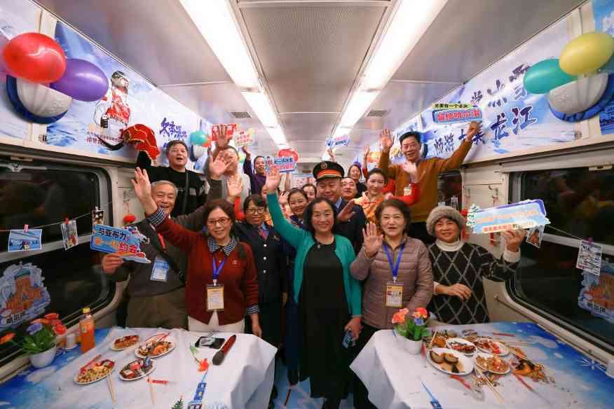 一趟开往冰雪世界的列车，竟然让252位老人集体“离家出走”(图5)