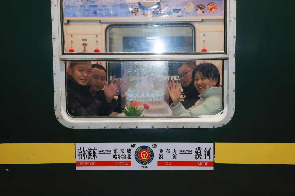 一趟开往冰雪世界的列车，竟然让252位老人集体“离家出走”(图1)