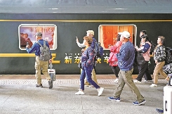 银发族为何偏爱旅游列车,原来这趟慢游藏着3大秘密(图2) 银发族为何偏爱旅游列车,原来这趟慢游藏着3大秘密(图2)