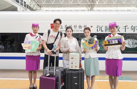 坐上高铁穿越三千年,古蜀文明竟然在车厢里“活”了过来(图1) 坐上高铁穿越三千年,古蜀文明竟然在车厢里“活”了过来(图1)