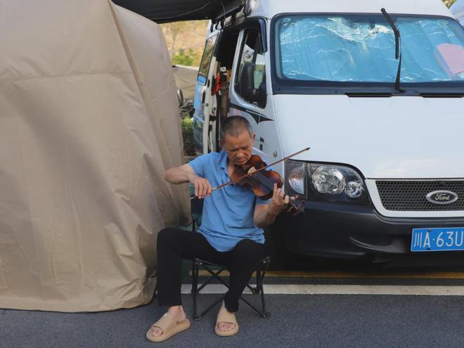 云南小县城竟成房车过冬天堂，上千台房车扎堆的秘密竟然是它(图1)